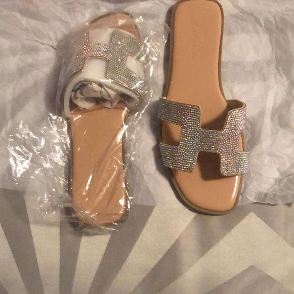 NWT Miss Lola Sandals